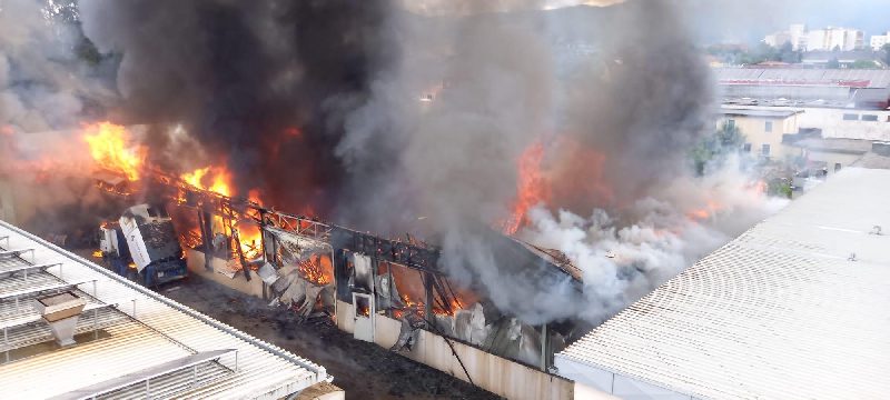 Vollbrand einer Lagerhalle (Bild 2)
